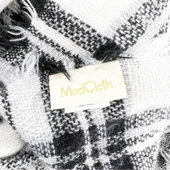 ✅ MODCLOTH BLACK/WHITE SCARF/SHAW SQUARE WITH FRINGE - Picture 4 of 5